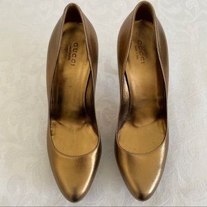 Gucci gold leather pumps